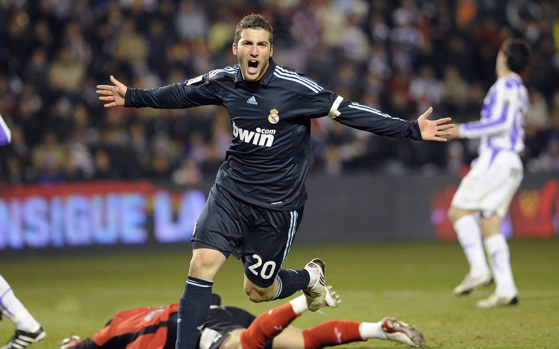 曼城胜利不力，卫冕冠军之路波折重重，曼城净胜球力压曼联夺冠